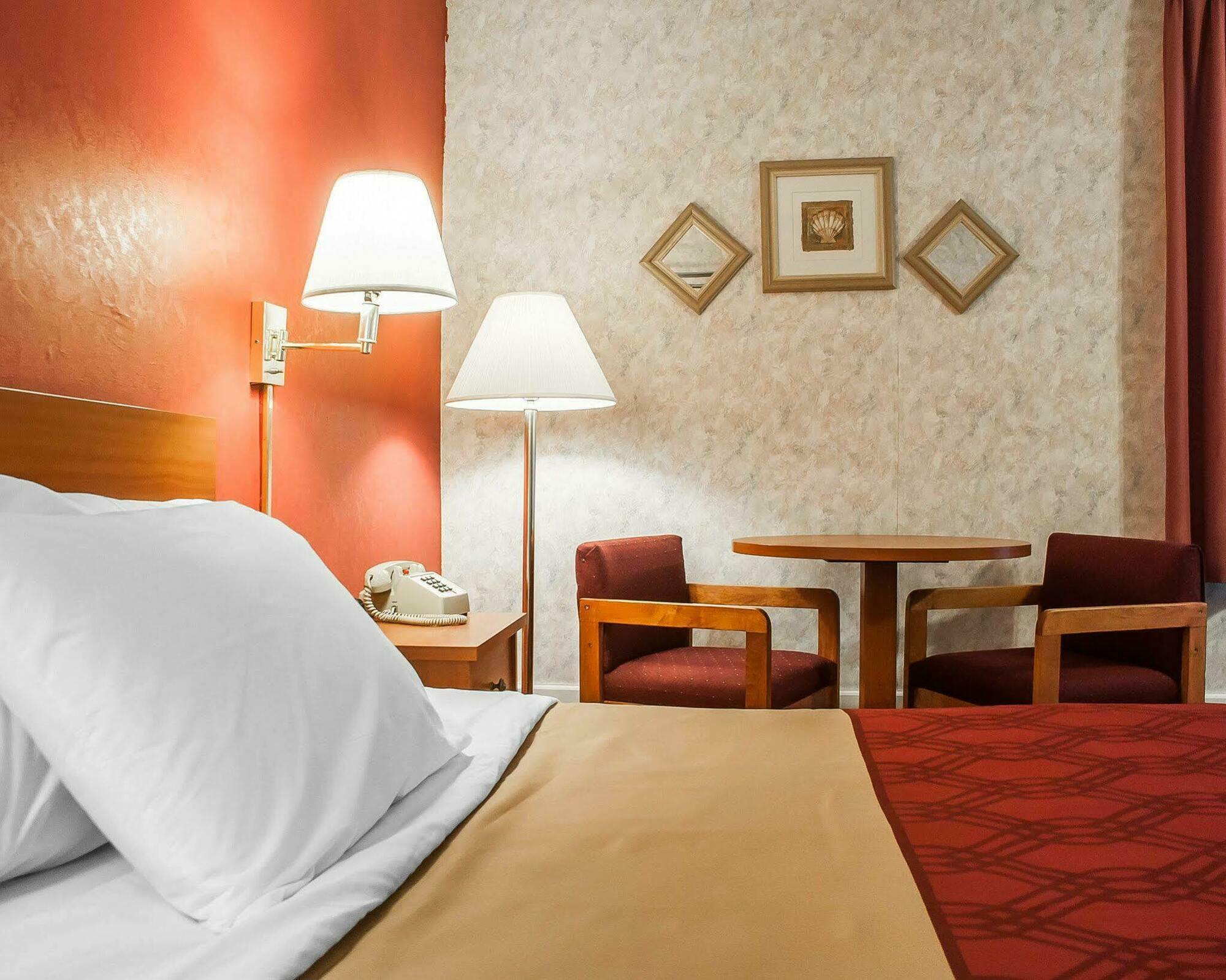 Adirondack Efficiencies Otel Watertown Dış mekan fotoğraf